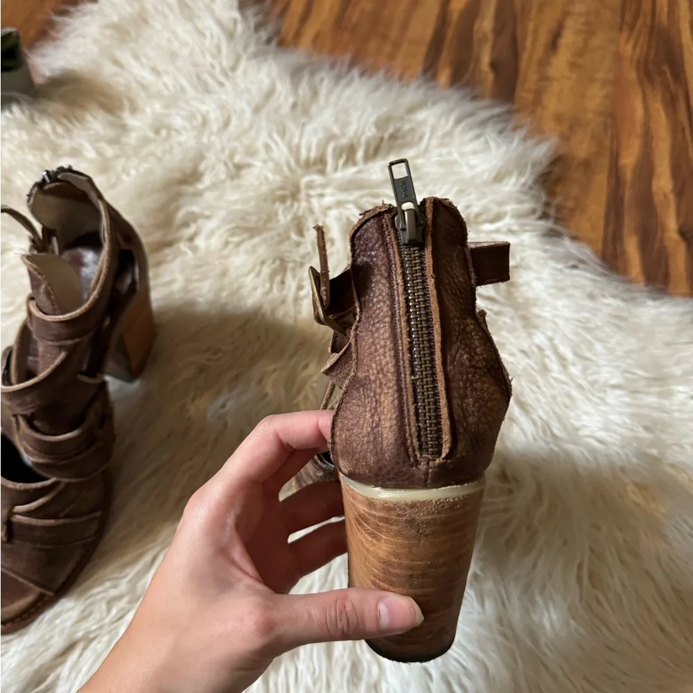 Freebird Claw Strappy Leather Heeled Sandals Brown - Picture 6 of 9